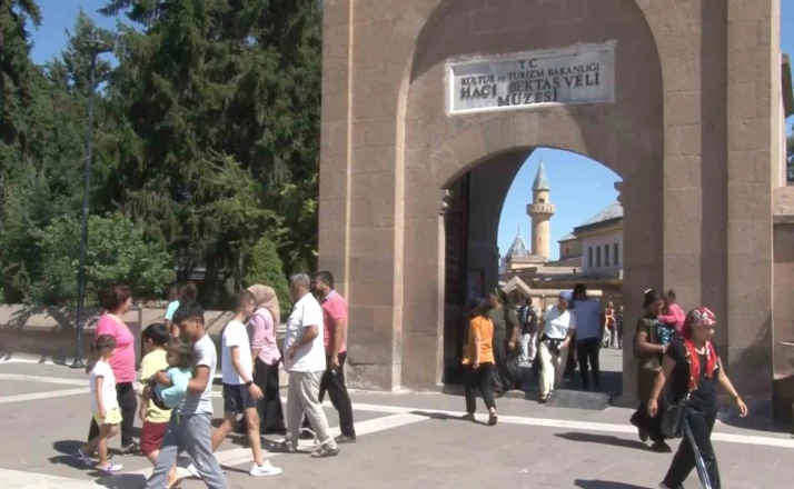 Hacı Bektaş Veli Türbesi’ne ziyaretçi akını 
