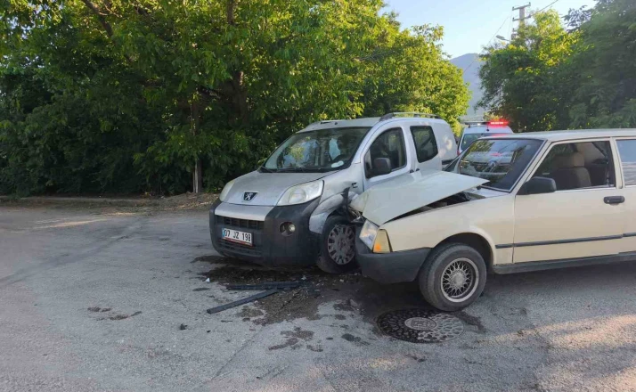 Hafif ticari araç otomobille çarpıştı: 4 yaralı