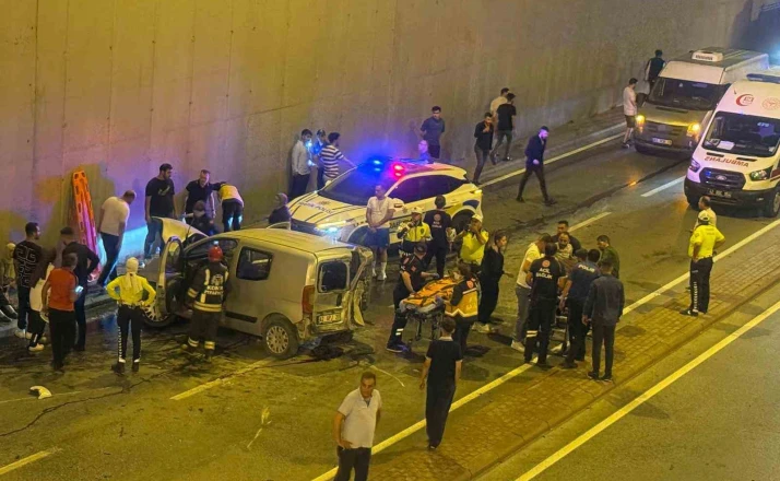 Hafif ticari araçla otomobilin karıştığı kazada: 1’i ağır 7 kişi yaralandı