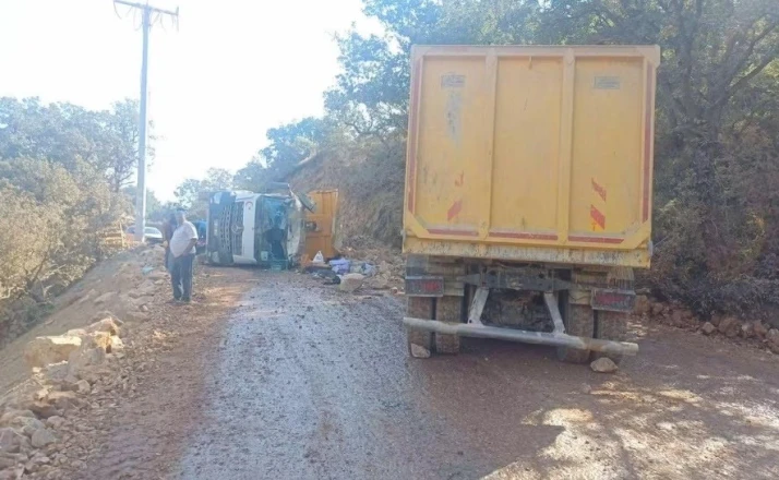 Hafriyat kamyonları çarpıştı; 2 yaralı 