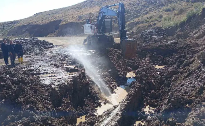 Hakkari’de 3 bin 500 rakımda su hattı için zorlu çalışma
