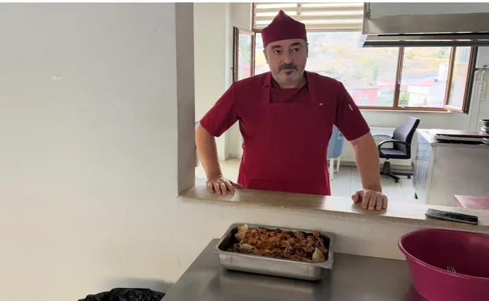 Hakkari’de örnek davranış: Yemekler çöpe değil hayvanlara
