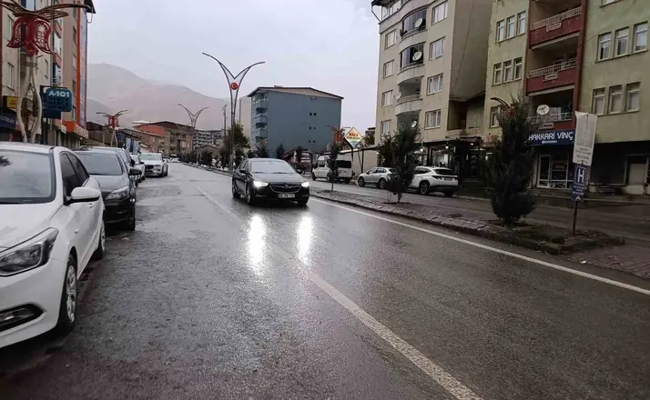 Hakkari’de sağanak yağış etkisini sürdürüyor

