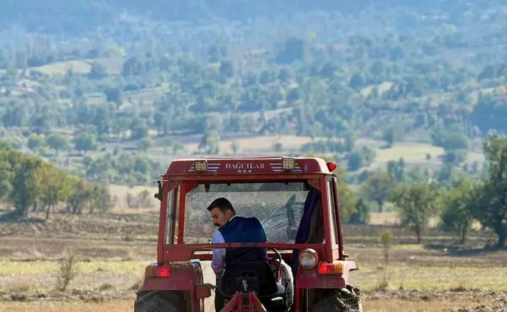 Hamamözü Kaymakamı Arslan traktörle tarla sürdü
