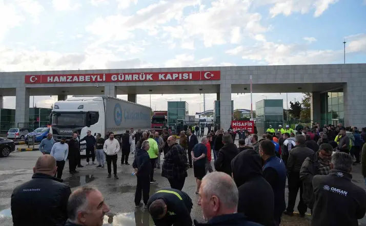 Hamzabeyli’de tır şoförleri sınır kapısının giriş ve çıkışını kapattı
