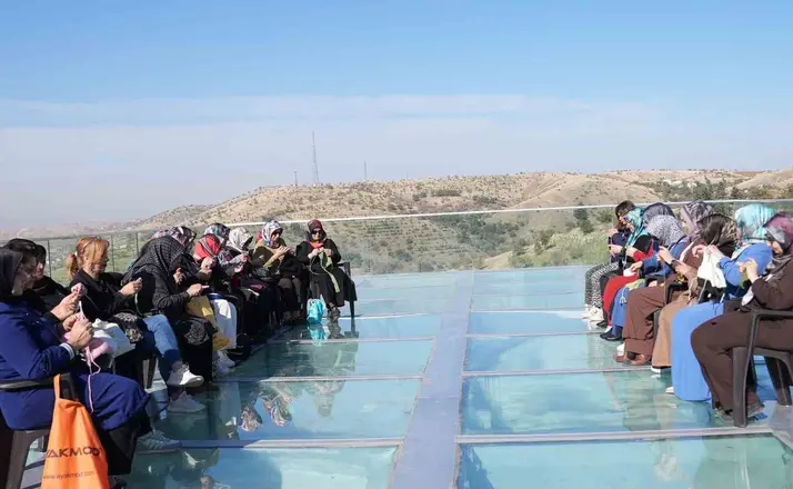 Harput Cam Seyir Terası’nda manzara eşliğinde örgü keyfi
