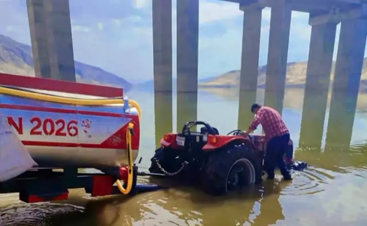 Hasankeyf’te baraj suyuna gömülen traktörü vatandaşlar çıkardı
