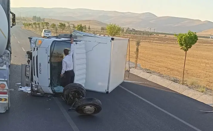 Hasankeyf’te kamyonet devrildi: 2 yaralı
