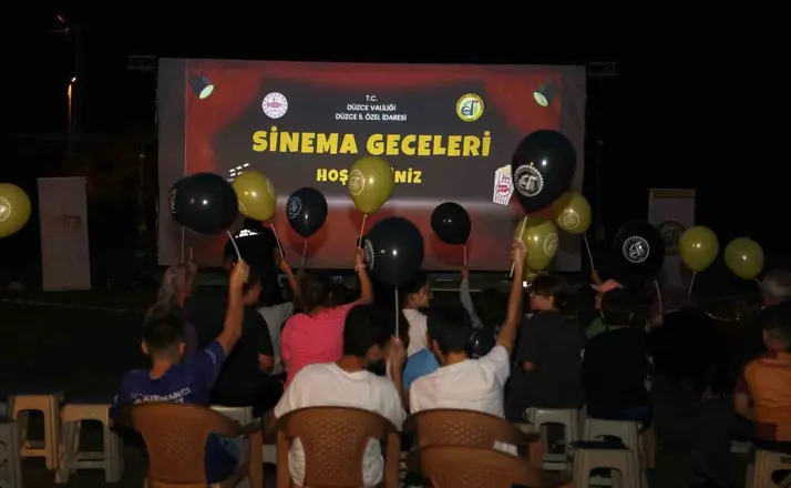 Hasanlar köyünde nostalji dolu açık hava sineması
