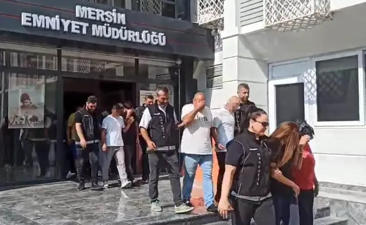 Hastane otoparkındaki araçtan 256 bin 900 uyuşturucu hap çıktı: 2 şüpheli tutuklandı
