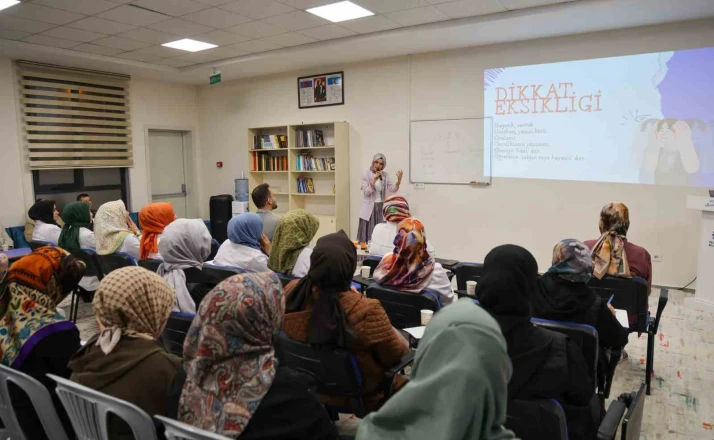 Hatice Hatun Mahalle Külliyesi Çocuk Mektebi’nde aileler eğitim seminerleri ile bilgilendiriliyor