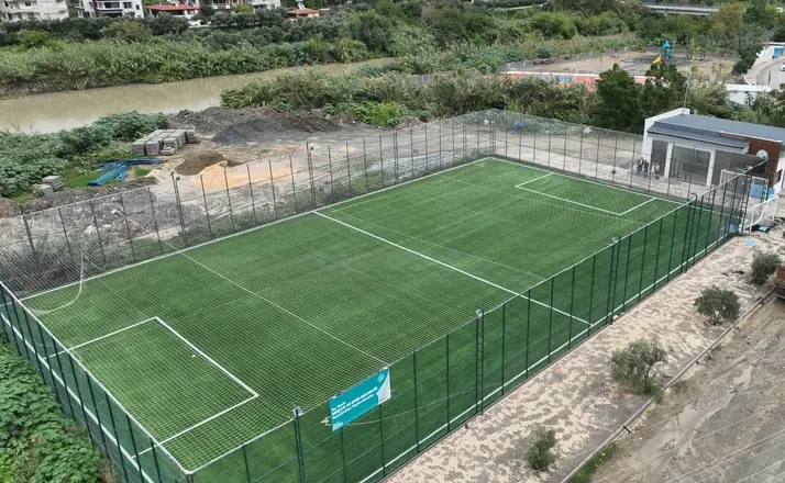 HBB, Tekebaşı’nda yağışlar nedeniyle zarar gören halı sahayı yenilendi
