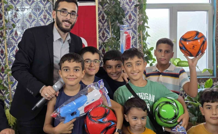 Hediyelerle çocukları camiye ve Kur’an kursuna teşvik ediyor 