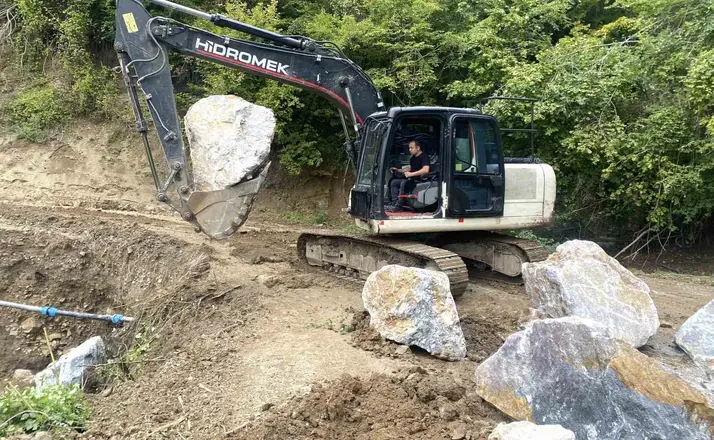 Heyelan bölgesinde yol güvenliği sağlandı
