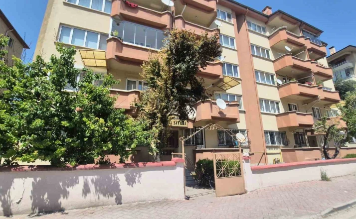 Hırsızların hedefi bu kez apartmanın çatı kapısı oldu 