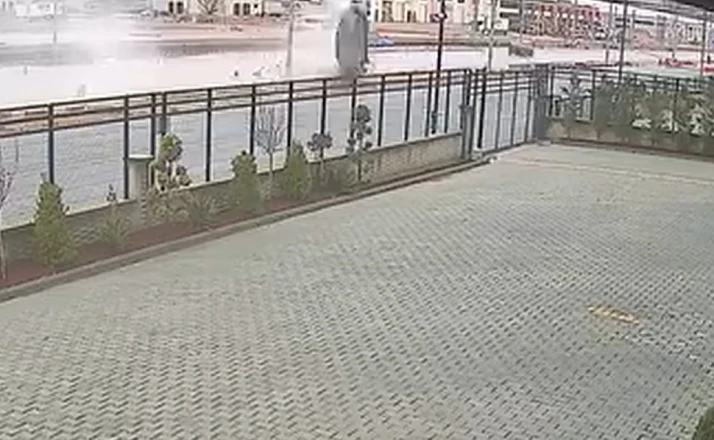 Hızla su birikintisine giren otomobil takla attı