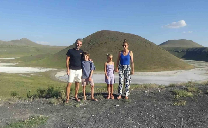 Hollandalı aile Meke Gölü ve Acıgöl’e hayran kaldı
