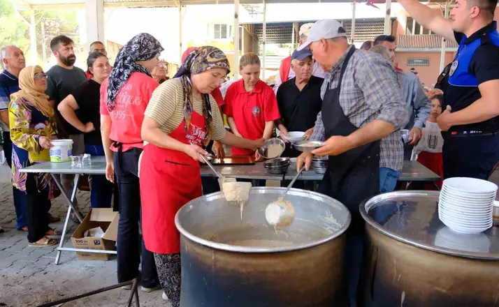 Horsunlu’da kurtuluş gününe özel 15 kazan keşkek dağıtıldı
