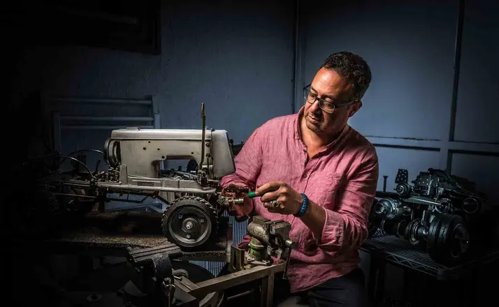 Hurda dikiş makinelerini sanat eserine dönüştürüyor
