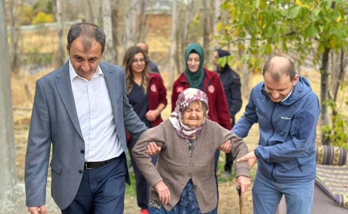 Hüyük’te evde sağlık hizmetinden yararlanan yaşlı hastalar adına fidan dikildi