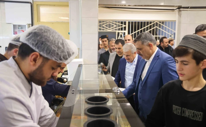 İçişleri Bakanı Mustafa Çiftçi, Kur'an kursu öğrencileriyle sahur yaptı