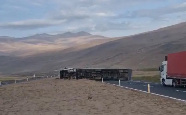 Iğdır-Doğubayazıt karayolunda tır devrildi, yol ulaşıma kapandı
