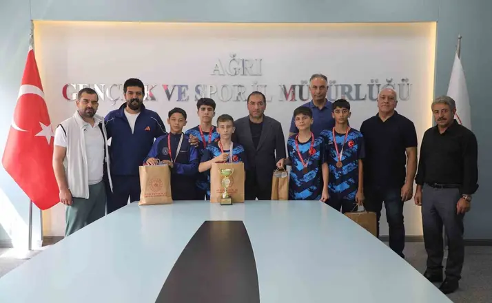 İl Müdürü Ahmet Çelebi’den Türkiye Üçüncüsü Badminton takımına tebrik
