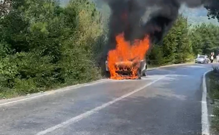 İnkumu yolunda otomobil alevlere teslim oldu 