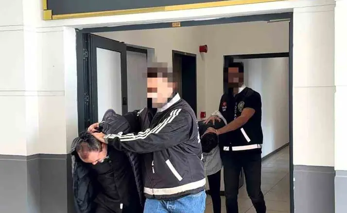 İş görüşmesi bahanesiyle açtırdıkları hesaplardan kredi çekip, paraları kendi hesaplarına aktardılar
