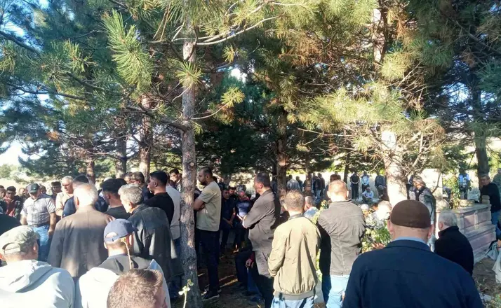 İş makinasıyla çarpışan serviste hayatını kaybeden şoför toprağa verildi
