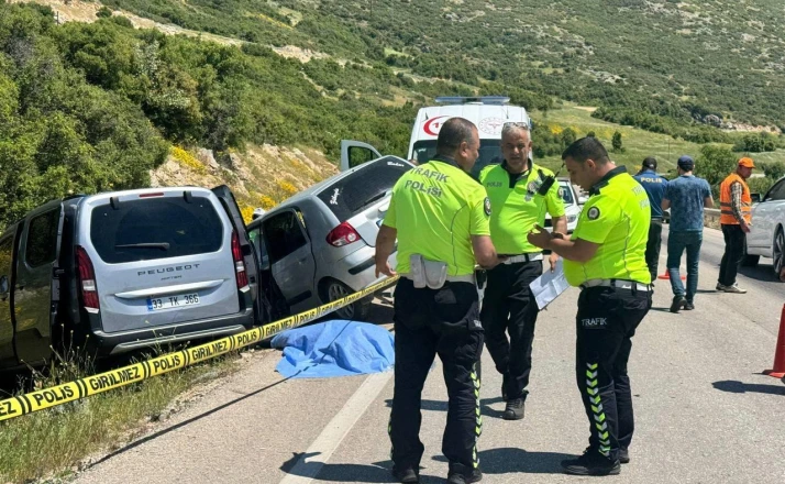 Isparta-Konya yolunda iki otomobilin çarpışmasıyla 1 kişi öldü, 5 kişi yaralandı