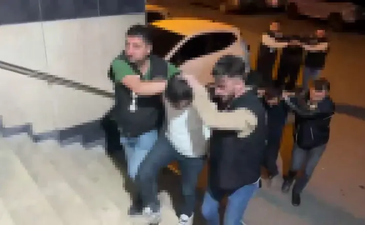 İstanbul’da iki ayrı cinayetin şüphelileri yurt dışına kaçamadan yakalandı
