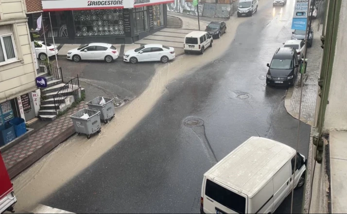 İstanbul’un birçok noktasında sağanak etkili oldu: Yollarda su birikintileri oluştu 