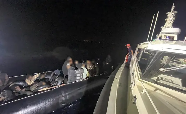 İzmir açıklarında 56 düzensiz göçmen yakalandı
