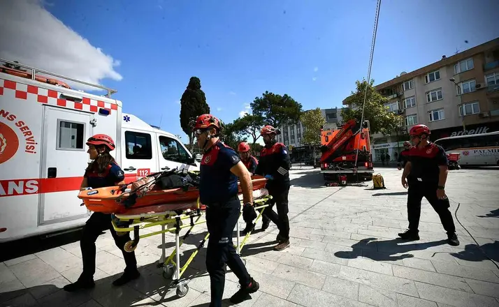 İzmir İtfaiyesi’nden gerçeği aratmayan tatbikat
