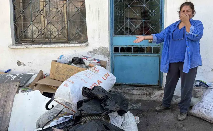 İzmir Konak’ta çöp ev kabusu: Mahalleli kötü koku ve haşerelerden isyan etti
