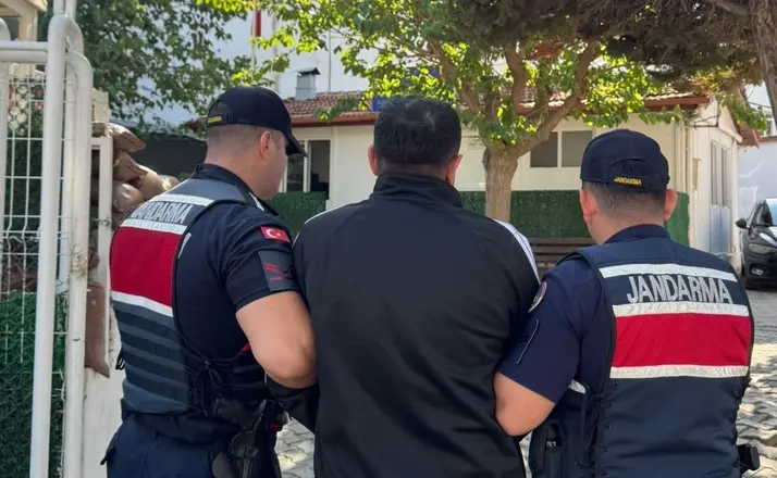 İzmir’de 10 yıl 10 ay kesinleşmiş hapis cezası bulunan firari yakalandı
