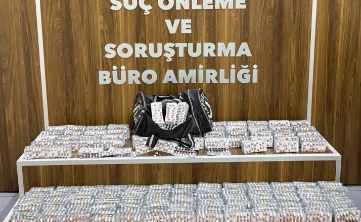 İzmir’de zehir tacirlerine operasyon: 9 bin uyuşturucu hap ele geçirildi 