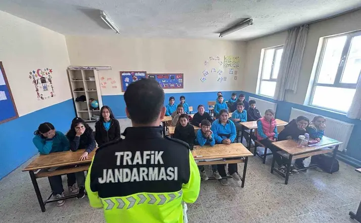Jandarma öğrencilere trafik eğitimi verdi
