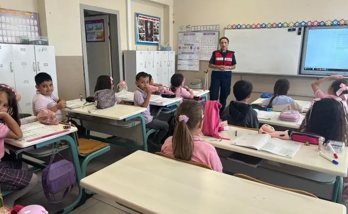 Jandarma, öğrencileri okulda bilgilendirdi
