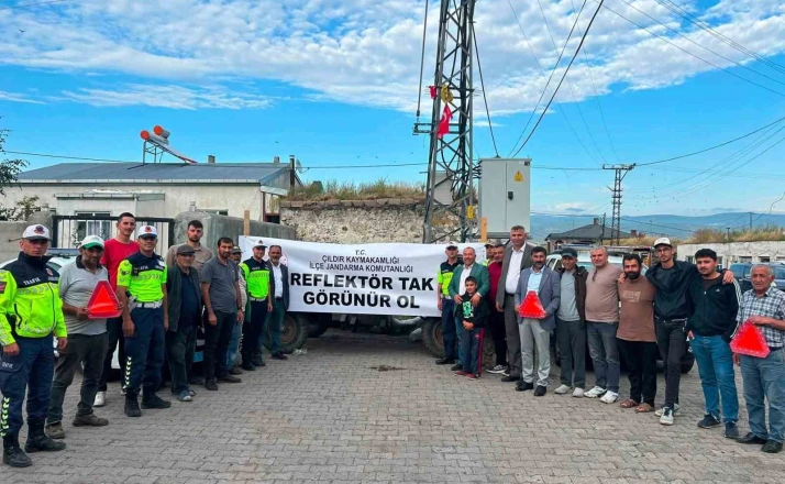 Jandarma trafik ekiplerinden "Reflektör tak, görünür ol" uygulaması 