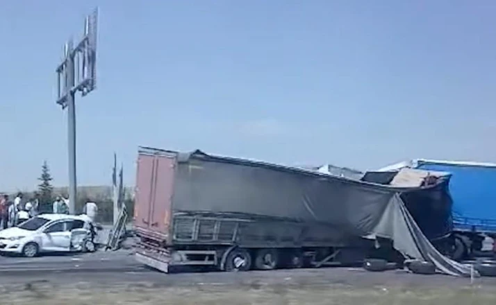 Kadınhanı'nda çok sayıda araç birbirine girdi