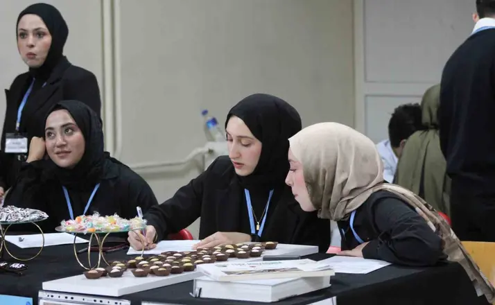 Kafkas Üniversitesi’nde gastronomi heyecanı: Öğrenciler standa akın etti
