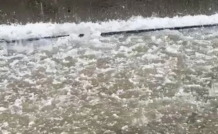 Kahta’da dolu yağışı karayolunu beyaza bürüdü
