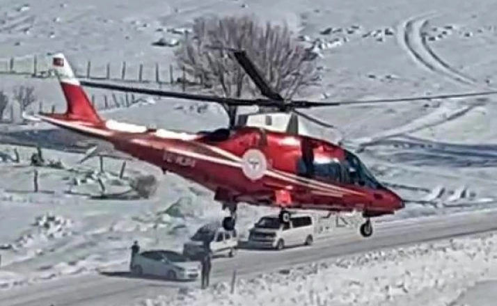 Kalp krizi geçiren vatandaş karlı yola inen ambulans helikopterle hastaneye kaldırıldı