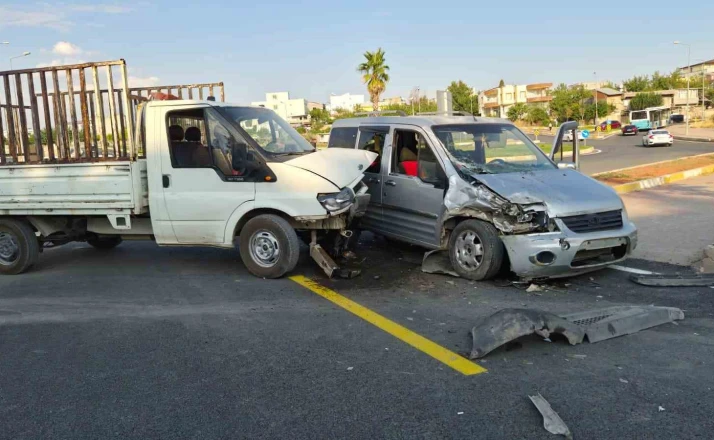 Kamyonet ile hafif ticari araç çarpıştı: 1 yaralı 