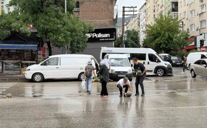 Kamyonetin arka kapağı açılınca karpuzlar yola saçıldı 
