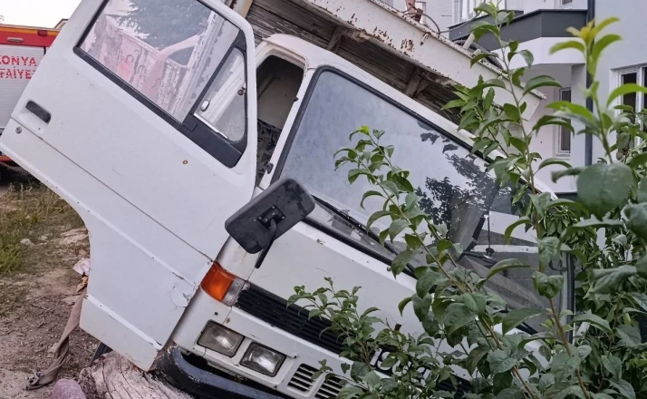 Kamyonetle Korkuluk Arasında Sıkıştı, Kurtarıldı