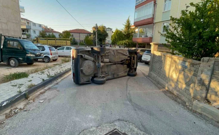Karaman'da kaldırıma çarpan otomobil yan yattı
