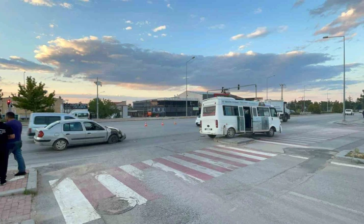 Karaman’da 2 kişinin yaralandığı kaza güvenlik kamerasına yansıdı